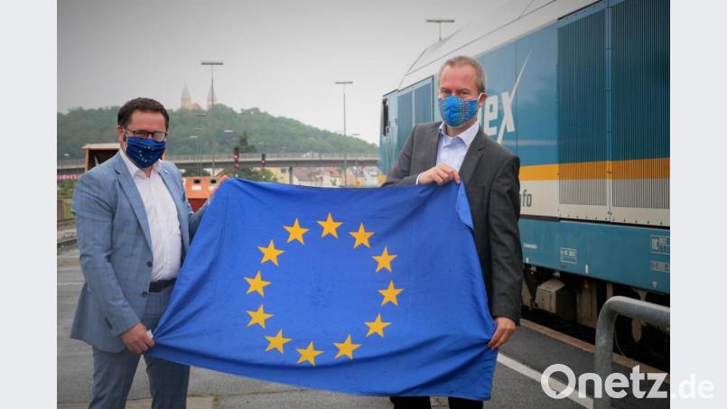 Im Schwandorfer Bahnhof gaben Länderbahn-Chef Wolfgang Pollety (rechts) und Europaausschuss-Vorsitzender Tobias Gotthardt das Startsignal für die wichtige Verbindung in die tschechische Hauptstadt Prag. Bild: Philipp Seitz/exb