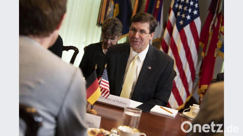 Beim Besuch von Verteidigungsministerin Annegret Kramp-Karrenbauer im Pentagon in September 2019 schien kein Blatt zwischen sie und US-Verteidigungsminister Mark T. Esper zu passen. Jetzt verkündete Esper den Abzug von 12000 US-Soldaten, Bild: Lisa Ferdinando