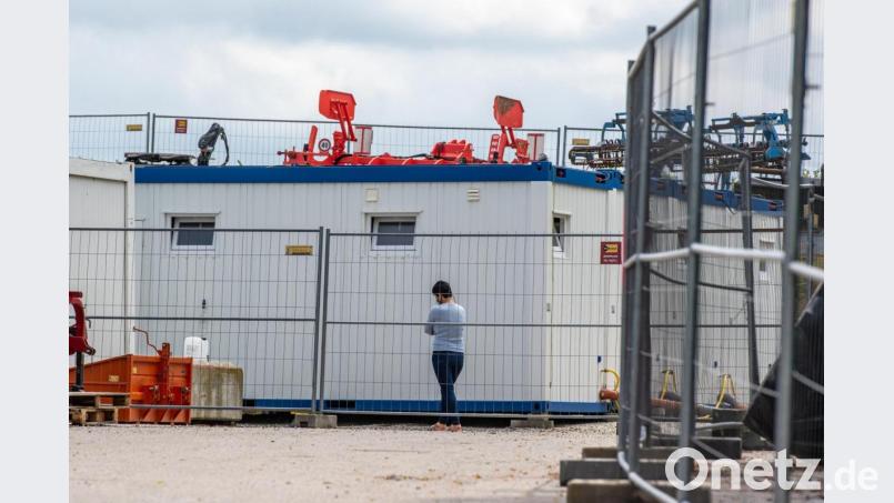 Nach einer Masseninfektion auf dem Bauernhof stehen fast 500 Menschen unter Quarantäne und dürfen das Betriebsgelände nicht mehr verlassen. Foto: Armin Weigel/dpa Bild: Armin Weigel