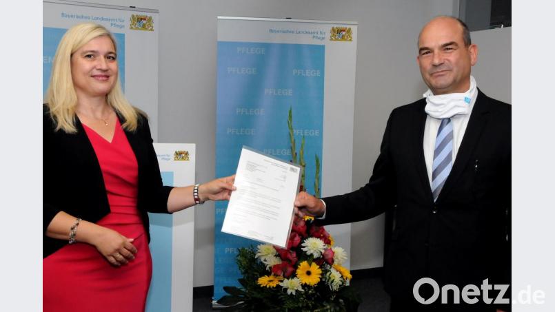 Eigentlich ist es nur ein Stück Papier. Doch mit dieser Urkunde scheidet Dr. Dr. Markus Schick (rechts) nach 26 Jahren aus den Diensten des Freistaats Bayern aus und wechselt zur Bundesrepublik Deutschland. Die bayerische Gesundheitsministerin Melanie Huml lässt ihn ungern gehen. Bild: Stephan Huber
