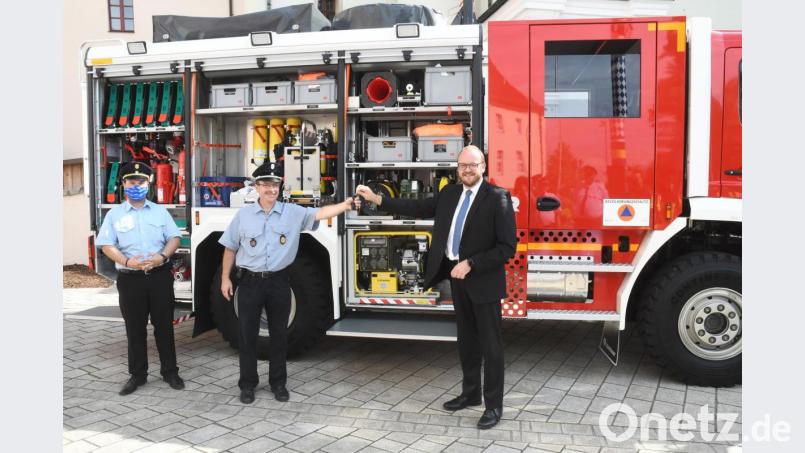 Nachdem Kreisbrandrat Marco Saller (von links) die Besonderheiten des neuen Katastrophenschutzfahrzeuges erläutert hat, nimmt der Moosbacher Kommandant Markus Landgraf den Schlüssel von Landrat Andreas Meier entgegen. Bild: Gabi Schönberger