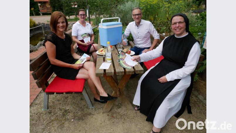 Inge Frank von der Tourist-Info Waldsassen (links) und Schwester Sophia vom Kloster (rechts) stellten zusammen mit Melanie Kumeth vom Gästehaus St. Joseph (Zweite von links) und Bürgermeister Bernd Sommer im Klostergarten den neuen Picknick-Service vor. Bild: hmr