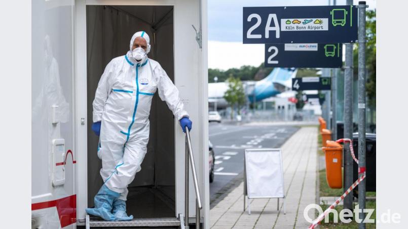 Ein Mitarbeiter des Corona-Testzentrum am Flughafen Köln/Bonn wartet auf &quot;Kundschaft&quot;. Urlaubsheimkehrer stellen ein potenzielles Risko dar. Bild: Marius Becker/dpa