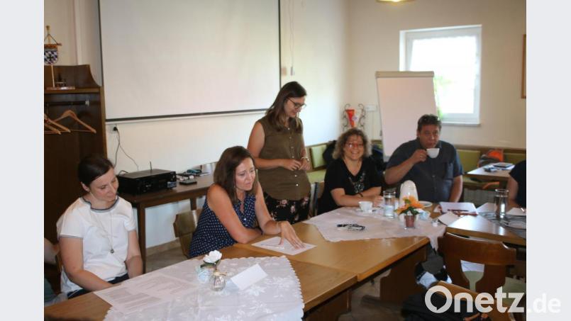 Vertreter der Eltern machen sich Sorgen um die Zukunft ihrer Kinder und legen Gegenvorschläge zur geplanten Verlagerung einer Gruppe in den Schulkeller vor. Bild: sne