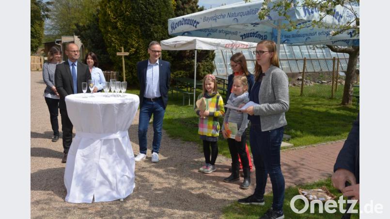 Geschäftsführerin Johanna Härtl (rechts im Bild) dankt den vielen Helfern der Umweltstation, ohne die eine Auszeichnung nicht möglich gewesen wäre.
Symbolisch als Werk für die Zukunft erfolgte die Preisübergabe durch Kinder der stiftungseigenen Regenbogenbande. Bild: opp