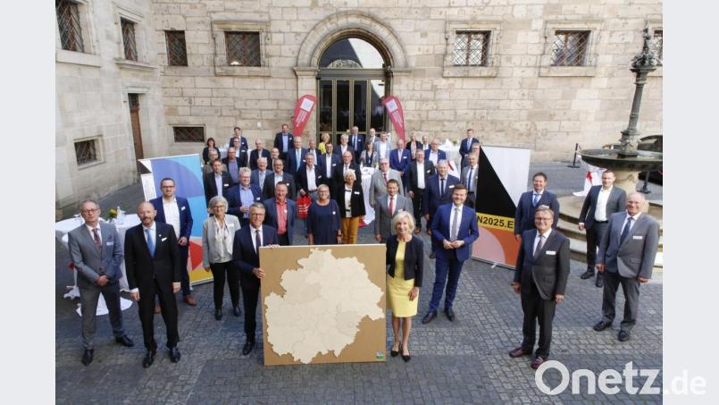 Bürgermeister Franz Stahl (vorne, Dritter von links) und zahlreiche weitere Kommunalpolitiker aus der Metropolregion Nürnberg unterstützten Nürnbergs Oberbürgermeister Marcus König (Fünfter von rechts) bei der gemeinsamen Bewerbung zur „Kulturhauptstadt Europas 2025“. Bild: Giulia Lannicelli/exb