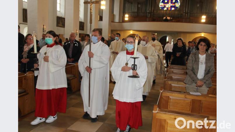 Einen kleinen Einzug gab es anlässlich des Kapiteltags des Dekanats Nabburg in die Pfarrkirche Schwarzenfeld. Bild: ral