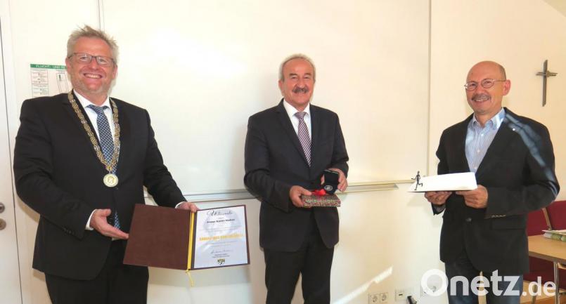 Oberbürgermeister Andreas Feller (links) verlieh dem VHS-Vorsitzenden Franz-Xaver Huber (Mitte) die Konrad-Max-Kunz-Medaille und verabschiedete Geschäftsführer Erhard Sailer (rechts) in den Ruhestand. Bild: Hirsch