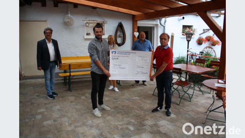 Den Erlös der letzten Christbaumsammelaktion der Jungen Union Pressath, aufgerundet auf 500 Euro, übergibt Enrico Gradl (vorne, von links) an den Vorsitzenden des Fördervereins Offene Ganztagsschule, Werner Walberer, im Beisein von (hinten, von links) Bürgermeister Bernhard Stangl, OGS-Mitarbeiterin Karin Kneidl und Fördervereins-Vizevorsitzendem Konrad Merkl. Bild: bjp
