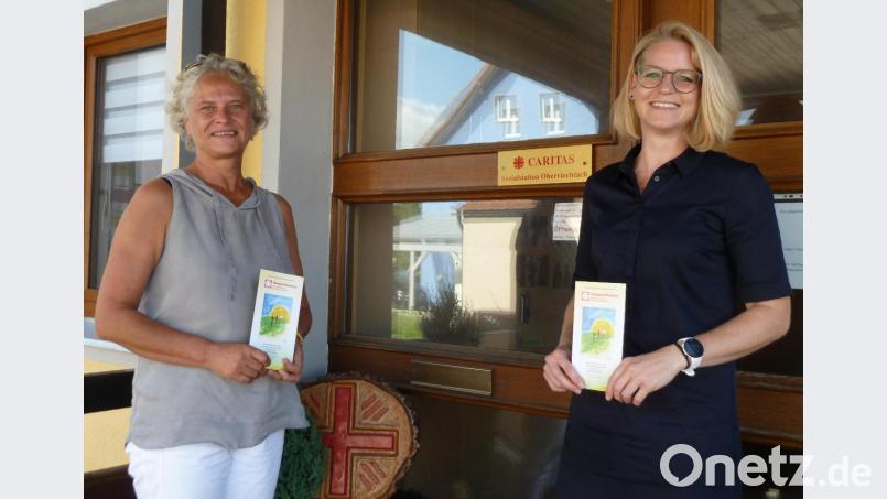 Hospiz-Koordinatorin Manuela Singer-Bartos (links) begrüßt ihre neue Stellvertreterin Sonja Dirscherl vor der Caritas-Sozialstation Oberviechtach. Bild: Portner