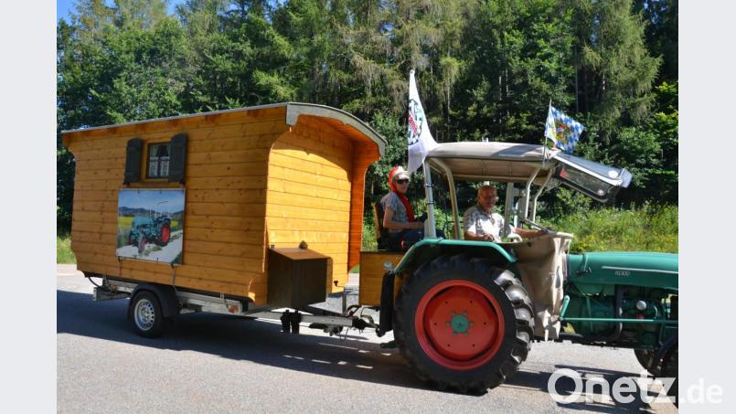 Ein Hingucker auf sechs Rädern: Georg und Anita Kölbl aus Lauf sind in diesen Tagen mit ihrem Schäferwagen zu sehen. Mit wehenden Fahnen waren sie in Richtung Waidhaus unterwegs. Tagesziel war am Dienstag der Campingplatz am Gaisweiher. Bild: ck