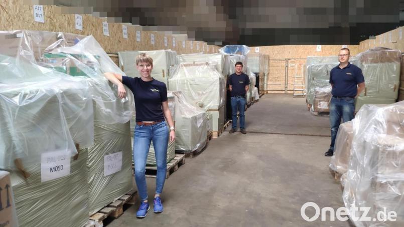 Einsatzende: Julia Merk, Sebastian Prüm und Stephan Wölfl (rechts) übergeben das Materiallager. Der große Corona-Einsatz ist für das THW Marktredwitz nach vier Monaten beendet. Bild: THW/exb