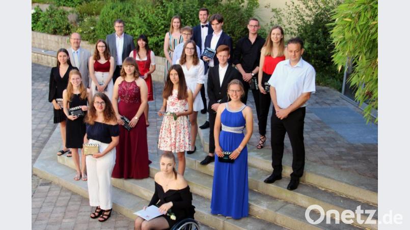 Eine besondere Ehrung erfuhren die besten Absolventen von FOS und BOS. 1. Reihe vorne von links: Lisa Götz (1,5) und Leonie Streit (1,5), 2. Reihe von links: Sarah Schlüchtermann (1,3), Linda Schwendner (1,4), Anja Kassner (1,5) und Marie-Sofie Breu (1,4). 3. Reihe von links: Johanna Meiler (1,3), Verena Schuster (1,2), Ines Baumann (1,4), Lisa Kustner (1,5), Felix Trettenbach (1,5) und Elternbeiratsvorsitzender Ronald List. Bild: usc