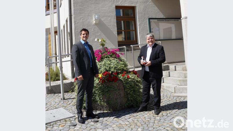 Bürgermeister Rudolf Teplitzky (links) bedankte sich bei MdB Stefan Schmidt (Bündnis90/Die Grünen) für seinen Besuch und das Interesse. Bild: weu