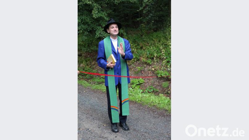 Pfarrer Hartmut Klausfelder segnet den Weg von &quot;Kigo to go&quot; am Rauhen Kulm und alle Wanderer, die sich auf den Berg begeben. Bild: rpp