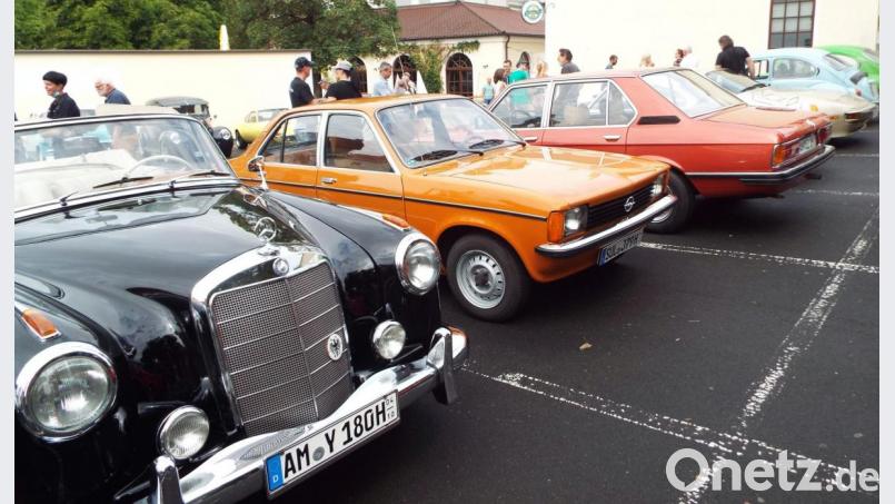 Das Interesse an den Oldtimern am Parkplatz ist groß. Bild: e