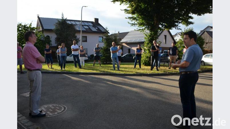 Der überaus rührige Kommandant Markus Kindl (rechts) von der Oberlinder Feuerwehr erklärt den Besuchern aus den Fraktionen, was sich die Einsatzkräfte vorstellen könnten. Bild: dob