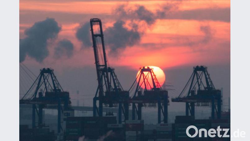 Die deutsche Wirtschaft schreibt im zweiten Quartal tiefrote Zahlen. Zugleich zeichnen sich Hoffnungsschimmer ab. Bild: Christian Charisius/dpa