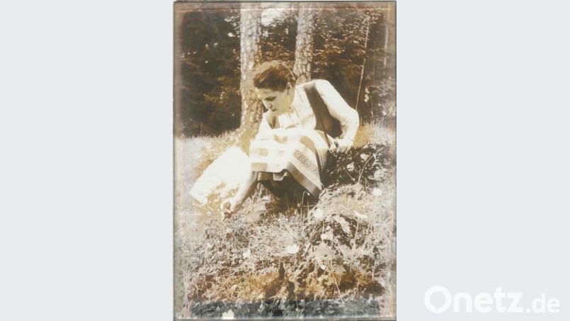 Eine Aufnahme der Künstlerin aus dem Jahr 1971: Hildegard Christ sucht bei Högen Waldanemonen. Heute ist sie 101 Jahre alt. Repro: hka
