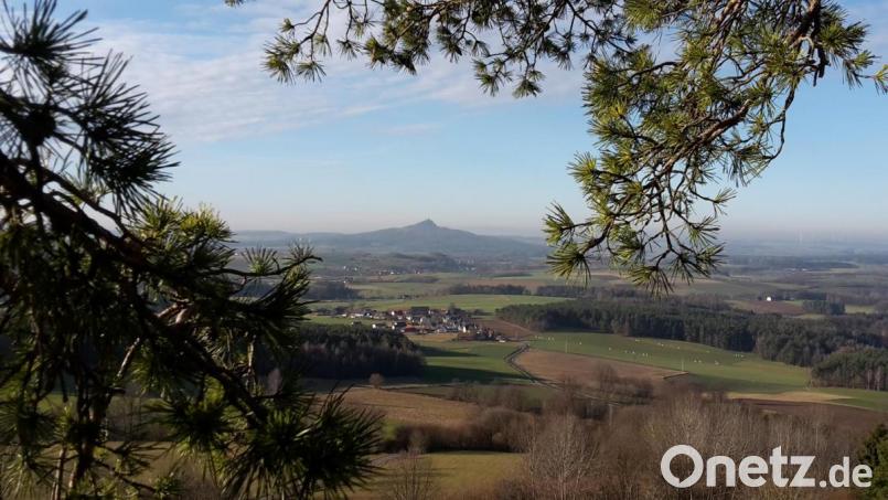 Wie schön doch unsere Heimat ist. Eines der Wahrzeichen der nördlichen Oberpfalz scheint zum Greifen nah: der Rauhe Kulm (vom Waldecker Schlossberg aus gesehen). Sein Gipfel ist nach der Sperrung des Zugangsweges bis mindestens in den Herbst hinein jedoch nicht zu erreichen. Archivbild: mng