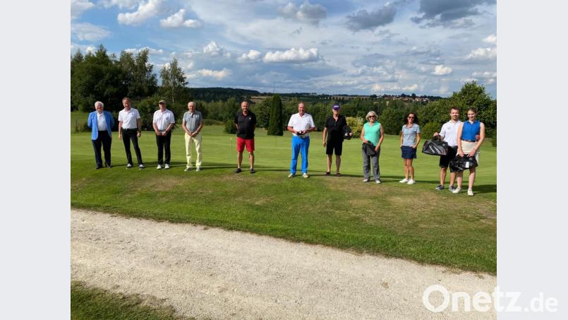 Golfclub-Präsident Wolfgang Ries und Sponsor Stefan Lieb (von links) zusammen mit den erfolgreichsten Teilnehmern Andreas Kunz, Horst Röder, Ludwig Reichenwallner, Christian Vogl-Basque, Harald Steininger, Christine Schöner, Simone Lieb sowie Marian Ludwig und Sophie Hamisch. Bild: GC Stiftland/exb