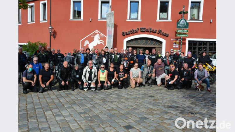 Beste Laune beim Fototermin mit fünfzig Bikern, die Station in Konnersreuth machten und drei Tage blieben. Schon seit 2012 ist der Gasthof Schiml Station und Heimat dieser Tour unter dem Motto „10vor8“. Die Biker kommen aus dem gesamten Bundesgebiet und loben vor allem die bayerische und oberpfälzische Gastfreundschaft. Bild: jr