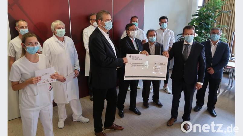 Der türkische Generalkonsul Serdar Deniz (Mitte) überreicht an Vertreter des Klinikums einen Scheck über 4500 Euro, einzulösen in Weidener Restaurants. Bild: Kunz