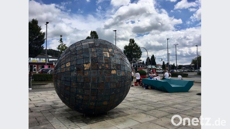 Die Bürgerkugel am Multifunktionsplatz war erste Anlaufstelle für viele Schulabgänger am Donnerstag. In der Folge entwickelten sich im gesamten Stadtgebiet zum Teil ausgelassene Abschlusspartys. Bild: Uli Piehler