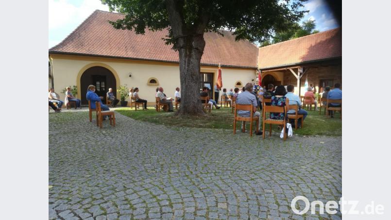 Beim Kirchenpatrozinium saßen die Gläubigen im Pfarrhof unter der mächtigen alten Linde. Bild: rpp