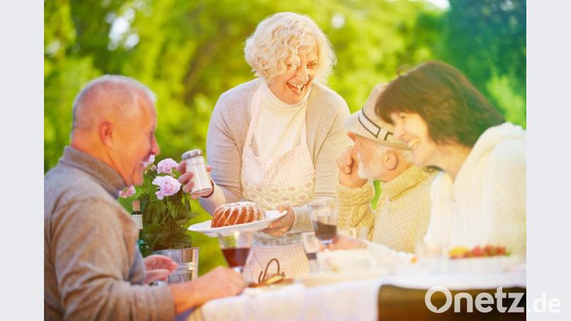 Machen Sie Ihren Freunden doch mal wieder eine Freude und backen Sie einen Kuchen. Bild:  Robert Kneschke - stock.adobe.com
