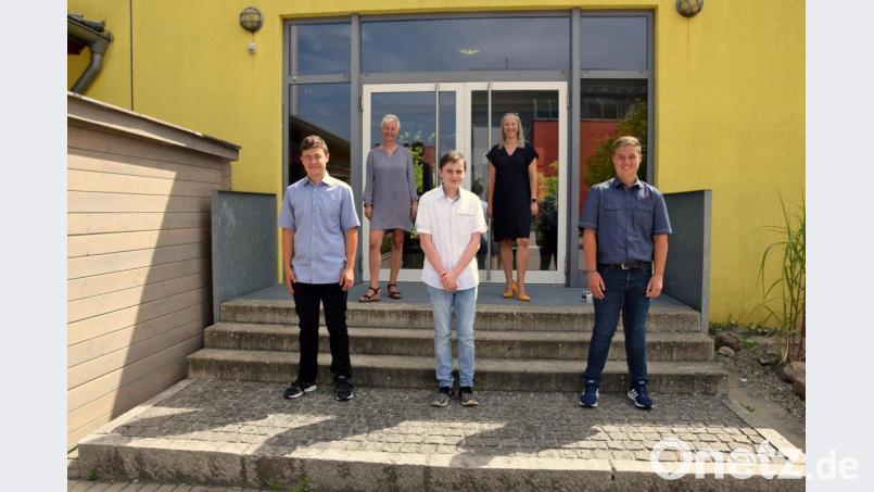 Jakob Radolf, Marc Irmscher und Stefan Heindl (von links) sind die Schnaittenbacher Schulbesten im Quali. Sie überzeugen Klassenleiterin Silke Saller (oben rechts) und Rektorin Michaela Bergmann besonders. Bild: tat