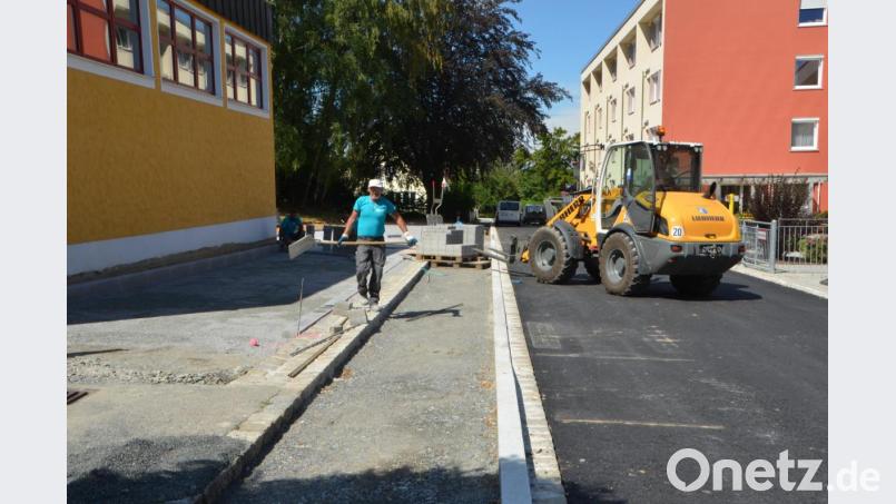 Entlang der Gymnastikhalle und des grünen Pausenhofs entstehen 15 neue Parkplätze. Bis zu Beginn des neuen Schuljahrs ist die Maßnahme fertig. Bild: dob