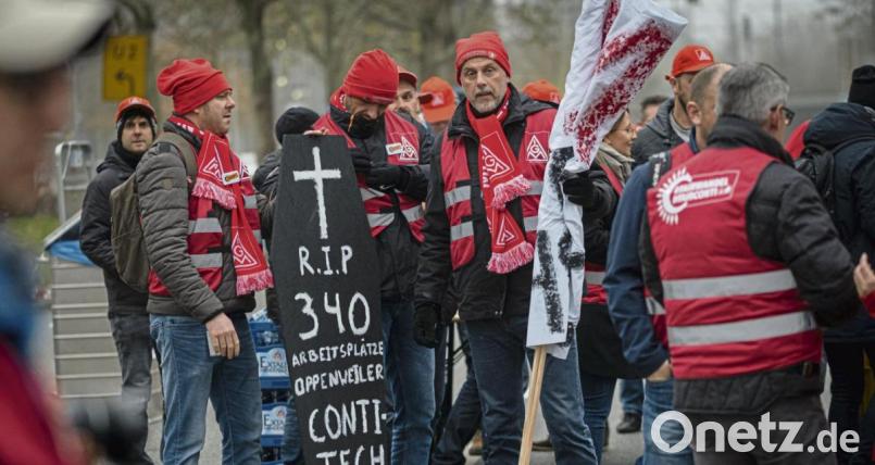 Gewerkschafter der IG-Metall und Beschäftigte der Conti-Standorte Roding und Regensburg demonstrieren vor dem Gebäude der Continental AG. In der Oberpfalz sollen in der Metallindustrie dieses Jahr 1500 Stelen wegfallen Archivbild:  Peter Steffen/dpa