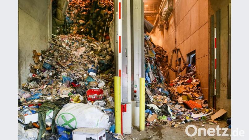 Der Müll-Bunker in Schwandorf. Dort landet Abfall aus Amberg. Bild: Hösamer