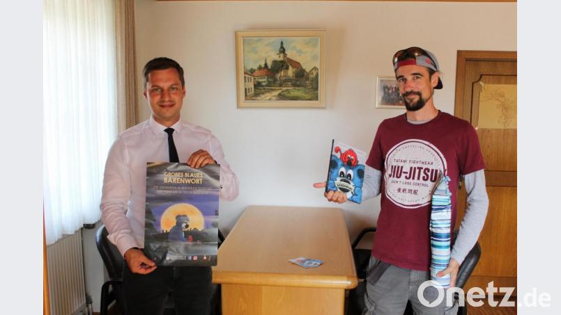 Bürgermeister Wolfgang Söllner (links) überreichte beim Besuch des Autors Andreas Fachtan ein kleines Weinpräsent. Bild: soj