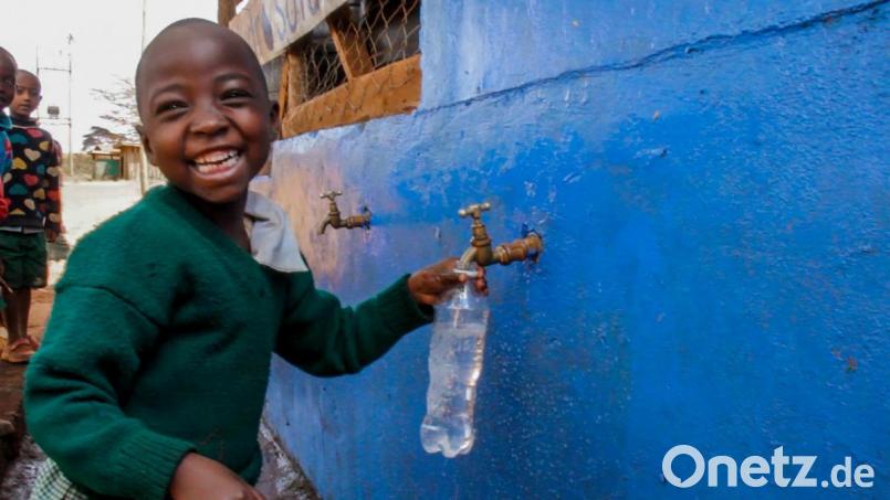 Dank der Biosandfilter kann dieser Junge sauberes Wasser zapfen. Bild: Hydro Solution