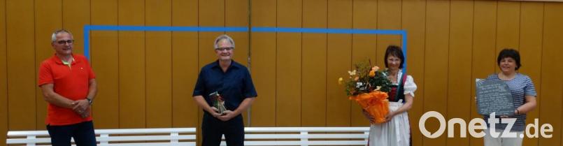 Bürgermeister Hubert Kraus (von links) verabschiedete die langjährigen Gemeinderäte Dietmar Gärtner und Gabi Hawranek. Zweite Bürgermeisterin Christa Bayer hatte ein sehr persönliches Geschenk vorbereitet. Bild: twg