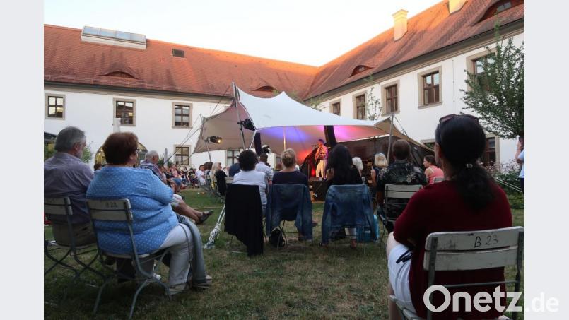 Johnny Gold steht seinen Mann selbst in schwierigen Zeiten und erobert seine Fans auch beim Sitzkonzert. Bild: Kunz