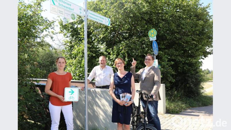 Museumsleiter Tobias Hammerl, Martina Hölzl von der Gästeinformation Nabburg, Bürgermeister Frank Zeitler und Christina Adamietz vom Tourismuszentrum Oberpfälzer Wald (von rechts) präsentierten die Radwegbeschilderung. Bild: Felix Schäffer/exb