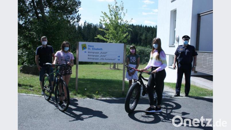 Der Bereichsleiter des Kinderhauses, Rico Lanzendörfer (links), und die Kinder freuen sich über die beiden Fahrräder, die Polizeihauptkommissar Georg Fritsch (rechts) mitgebracht hat. Bild: Polizeiinspektion Neustadt/exb
