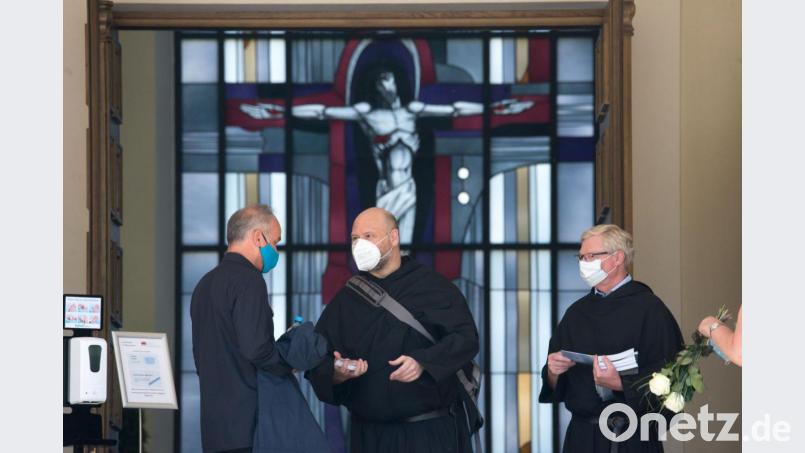 Prior Pater Alfons Tony (rechts), letzter Leiter des Augustinus-Konvents in Weiden, hielt in der Augustiner-Kirche in Würzburg das Requiem für Pater Albrecht. In der Mitte Bruder Carsten Meister, der bis 2010 in Weiden war. Bild: Ulises Ruiz/Mainpost