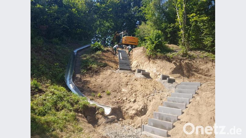 An der langen Hangrutsche im Kurpark Moosbach (im Bild links) wird nichts verändert. Ein neuer Treppenaufgang daneben soll es den Kindern aber künftig ermöglichen, schneller und leichter nach oben zu kommen. Bild: gi