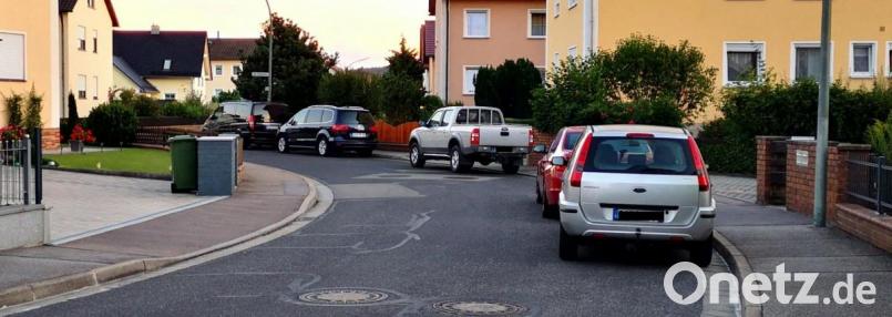 Laut er neuen Stellplatzsatzung kostet ein Autostellplatz auf der Straße künftig 3000 Euro, wenn jemand dauerhaft ein Fahrzeug dort abstellen will, weil er keine Möglichkeit oder keine Lust hat, auf seinem Grundstück genügend Stellplätze zu schaffen. Bild: Thomas Dobler