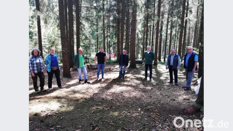 Auf Einladung der Erzieherinnen schauten sich Brander Politiker im Waldkindergarten um: Georg Zaus, Bernhard Schindler (von rechts), Christian Drehobel und Christian Doleschal (Vierter und Fünfter von rechts) ließen sich durch das Gelände unterhalb des Sportplatzes führen. Bild: ld