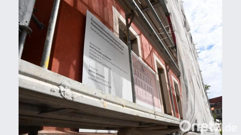 Das Rote Schulhaus in Neustadt ist weiterhin Baustelle. Bild: Gabi Schönberger