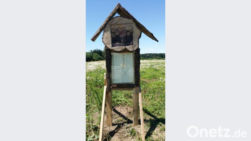 In einem Kasten am Feldrand sind die Namen der Paten, die dem zugestimmt haben, ausgehängt. Bild: ch