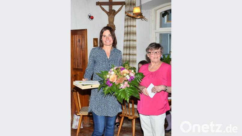 Die Laudatio zur Verabschiedung von Andrea Grötsch (links) krönt Irmgard Bótha mit Präsenten als Dank für den Aufschwung in den vergangenen Jahren. Bild: fjo