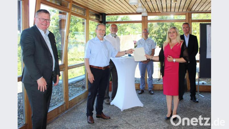 Staatsministerin Melanie Huml überreicht den Förderbescheid an den Vorsitzenden des Diakonievereins Siegfrid Balzer. 2. Vorsitzender Karl-Heinz Irmer (hinten links) und Heimleiter Marcus Keil (hinten Mitte) bedankten sich für die Unterstützung durch OB Michael Cerny (links) und MdL Harald Schwartz. Bild: Williamson, Dagmar