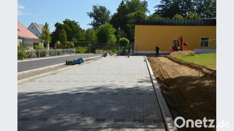 Entlang der Gymnastikhalle und des grünen Pausenhofs entstehen 15 neue Parkplätze. Bis zu Beginn des neuen Schuljahrs ist die Maßnahme fertig. Bild: dob