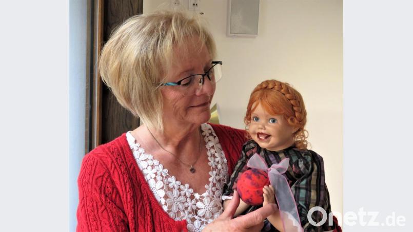 Seit 18 Jahren schon fertigt Vera Scherbl wunderschöne Puppen aus Biskuitporzellan. Für ihre Ausstellung im Kunsthaus hat sie ihren Lieblingen, wie sie erzählt, sogar extra die Haare fein gemacht. Bild: ubb